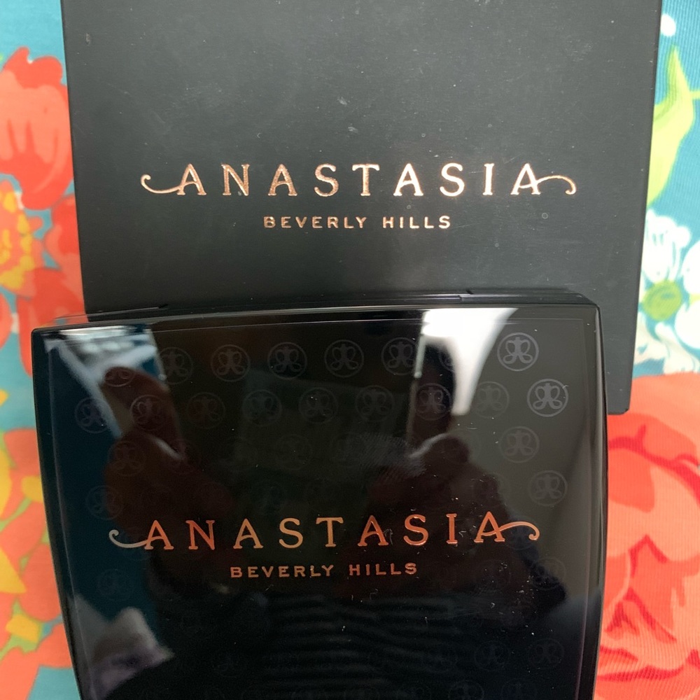 ANASTASIA - Picture 3 of 4